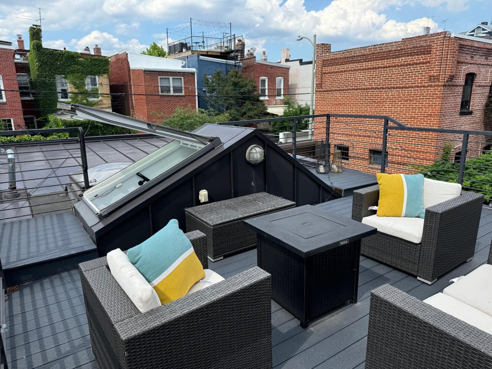 Curious Carriage Rooftop In Shaw Washington Exterior photo